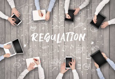 Ofiste çalışan iş adamları grubu REGULATION yazıtları, birlikte çalışma konsepti
