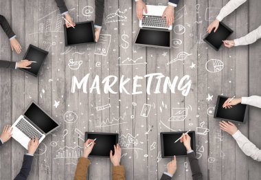 MARKETING yazıtları ve ortak çalışma kavramı ile birlikte çalışan bir grup iş adamı