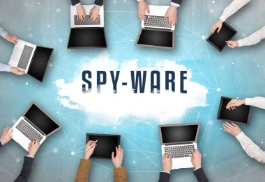 Casus-WARE içgüdü, web güvenlik konsepti ile toplantı yapan bir grup insan