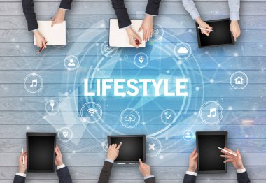 LIFESTYLE ile toplantı yapan bir grup insan, sosyal ağ konsepti