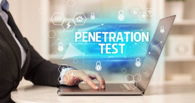 Dizüstü bilgisayar, internet güvenliği ve veri koruma konsepti, engelleme zinciri ve siber güvenlik üzerindeki PENETRASYON TEST yazıtları