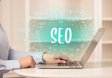 SEO kısaltması, modern teknoloji konsepti ile yeni modern bilgisayarlar üzerinde çalışıyoruz.