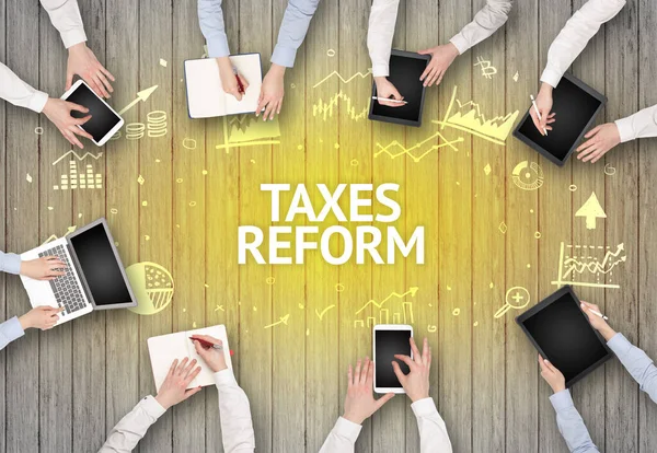 Grupo Pessoas Ocupadas Trabalhando Escritório Com Inscrição Taxes Reform Conceito — Fotografia de Stock