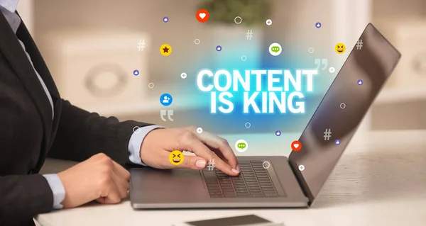 Freelance Woman Using Laptop Content King Inscription Social Media Concept — Stock Photo, Image