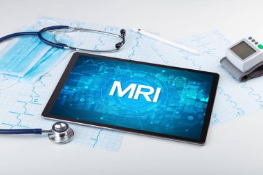 MRI kısaltması olan bir tabletin yakın plan görüntüsü, tıbbi konsept