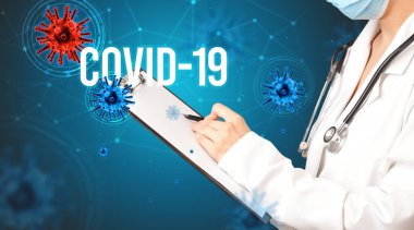 Doktor COVID-19 yazıtlı bir reçete yazar, salgın konsepti