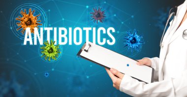 Doktor, AnTIBIOTICS yazıtları ve salgın konseptiyle reçete yazıyor.