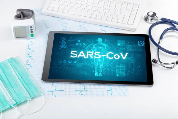 Tablet Ferramentas Médicas Com Inscrição Sars Cov Conceito Coronavírus — Fotografia de Stock
