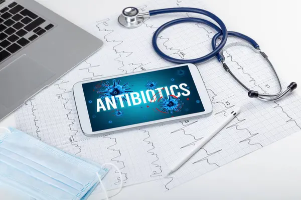 Tabletki Narzędzia Lekarskie Białej Powierzchni Napisem Antibiotics Koncepcja Pandemii — Zdjęcie stockowe