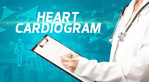 Arts Schrijft Notities Het Klembord Met Heart Cardiogram Inscriptie Medische — Stockfoto