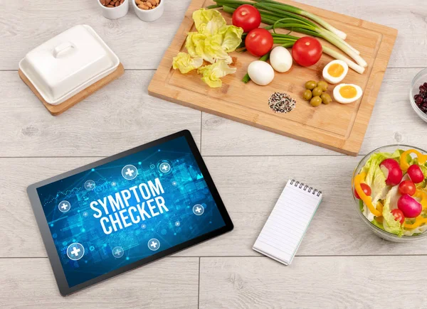 带健康食品的平板Pc中Symptom Checker概念 上视图 — 图库照片