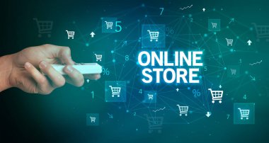 ONLINE STORE yazıtları ve online alışveriş konseptiyle el ele tutuşmak