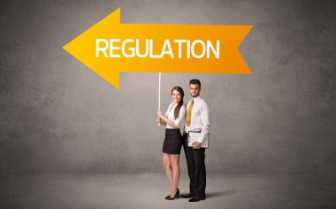 Genç iş adamı, günlük bekleme yolu tabelasında REGULATION yazıtları, iş yönü konsepti