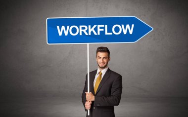 WorKFLOW yazıtları, yeni iş yönü konsepti ile günlük bekleme yolu tabelasında genç iş adamı
