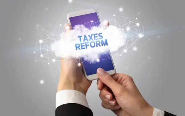 Weibliche Hand Berührt Smartphone Mit Taxes Reform Beschriftung Cloud Business — Stockfoto