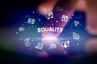 Çizilmiş sosyal medya simgeleri ve Eşitlik yazıt, sosyal ağ kavramı ile parmak dokunma tablet