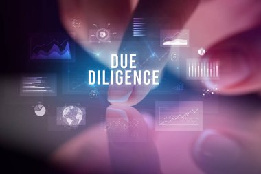 Tablete çizelgeler ve DUE DILIGENCE yazıtları ile dokunmak, iş konsepti
