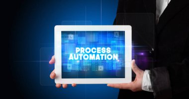 Tablet üzerinde çalışan genç iş adamı ve yazıyı gösteriyor: PROCESS AUTOMATION