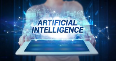 Tablet üzerinde çalışan genç bir iş adamı ve yazıyı gösteriyor: ARTIFİKA KURUMLARI