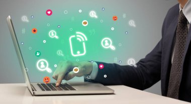 Ekrandan akıllı telefon simgeleriyle sosyal medyada el sörfü, ağ oluşturma kavramı