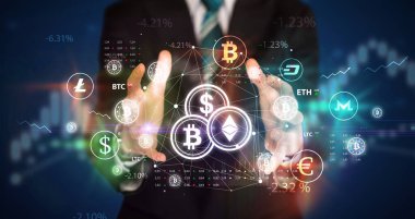 Kripto para birimi sembolü ve yatırım konseptini elinde tutan bir iş adamı