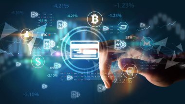 İş adamı, multimedya dokunmatik ekran fütüristik konseptinde kredi kartı sembolünü elle itiyor