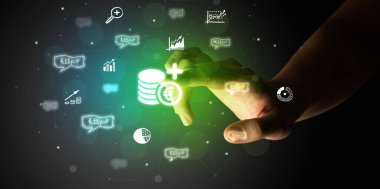 Elle çekilen avro fonlarıyla ekranda multimedya arayüzüne dokunan işadamı, fütüristik kavramı simgeledi