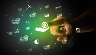 İş adamı parmağı ekranda el çizimi ile multimedya arayüzüne dokunarak bitcoin simgeleri fütüristik kavram verir