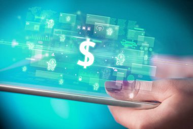 Dolar simgeleri içeren tablet kullanan bir elin yakın çekimi, dijital para birimi kavramı
