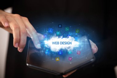 WeB DESIGN yazıtlı, teknoloji konseptli katlanabilir bir akıllı telefon tutan bir iş adamı