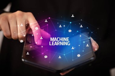 İş adamı elinde katlanabilir bir akıllı telefon tutuyor Makine Öğrenme yazıtları, yeni teknoloji konsepti