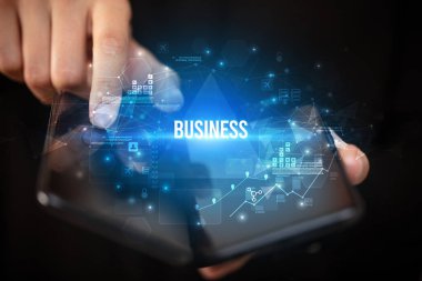 İş adamının elinde katlanabilir bir akıllı telefon var. Üzerinde iş ilanı, iş konsepti var.