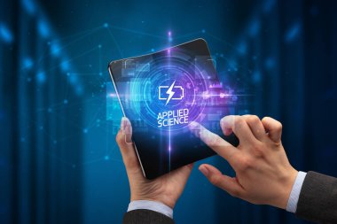İş adamı elinde internet yazısıyla katlanabilir bir akıllı telefon tutuyor, yeni teknoloji kavramı Uygulamalı Bilim