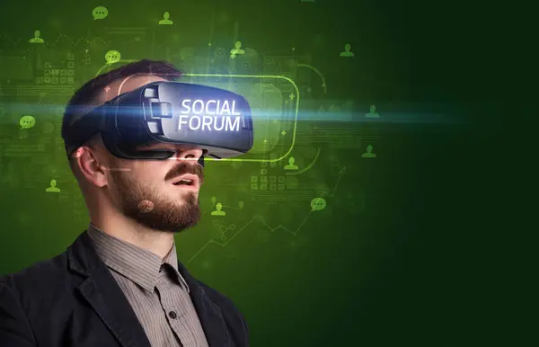 ソーシャルフォーラムの碑文を持つ仮想現実の眼鏡を通して見てビジネスマン ソーシャルネットワーキングコンセプト ストックフォト