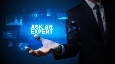 İş adamı elinde bir uzman yazısı tutuyor. İş başarısı kavramı.