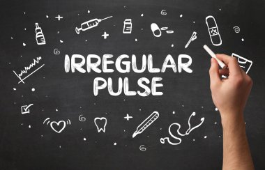El çizimi IRREGULAR PULSE yazı tahtada beyaz tebeşir, tıbbi konsept