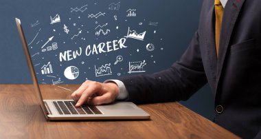 NEW CAREER yazıtları, modern iş konsepti ile dizüstü bilgisayarda çalışan bir işadamı