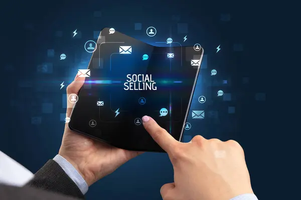 Biznesmen Składanym Smartfonem Napisem Social Selling Koncepcja Sieci Społecznościowych — Zdjęcie stockowe