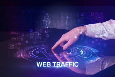 WeB TRAFFIC yazıtları ve modern teknoloji konseptiyle büyük ekrana dokunan iş adamı
