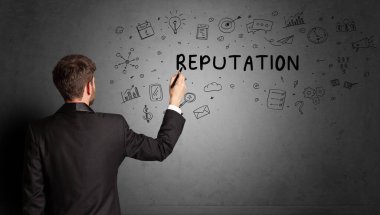 İş adamı, itibar ve iş stratejisi kavramına sahip yaratıcı bir fikir taslağı çiziyor.