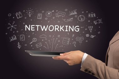 NETworking yazıtları, sosyal medya kavramı ile dokunmatik ekranın yakın plan görüntüsü