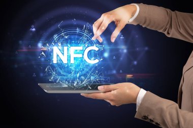 NFC kısaltmalı bir dokunmatik ekran, modern teknoloji kavramı