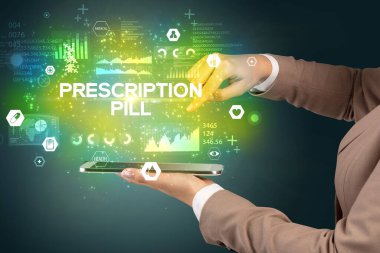 PrescRIPTION PİL yazıtlı, tıbbi konseptli bir dokunmatik ekrana yaklaş