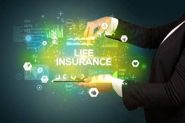 HAYAT INSURANCE yazıtlı, tıbbi konseptli bir dokunmatik ekrana yakın çekim