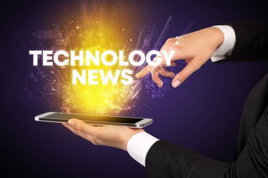 TECHNOLOGY NEWS yazıtlı, yenilikçi teknoloji kavramlı bir dokunmatik ekran yakın plan