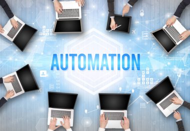Bir Ofiste Çalışan Meşgul İnsanlar Grubu AUTOMATION yazıtları, modern teknoloji konsepti