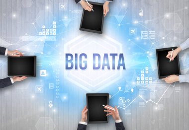 Büyük Veritabanı yazıtları ve modern teknoloji konseptiyle Ofiste Çalışan Meşgul İnsanlar Grubu