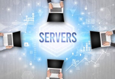 SERVERS yazıtları, modern teknoloji konsepti olan bir ofiste çalışan meşgul insanlar grubu