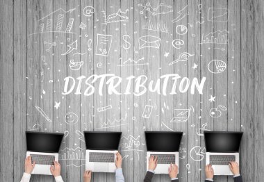 DISTRIBUTION yazıtları ve ortak çalışma konseptiyle birlikte çalışan bir grup iş adamı