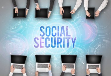 SOSYAL GÜVENLİK içgüdü, web güvenliği kavramına sahip bir dizüstü bilgisayarın önünde bir grup insan